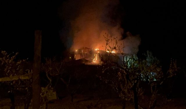 Çıkan yangında ev kullanılamaz hale geldi