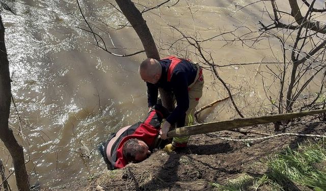 Nehre düşen kişiyi kurtarmak için zamanla yarış: Can pazarı yaşandı!