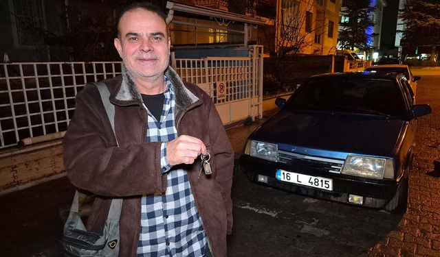 Anahtarı kontakta unutulan ve kendiliğinden kilitlenen otomobilin kapısını çilingir açtı