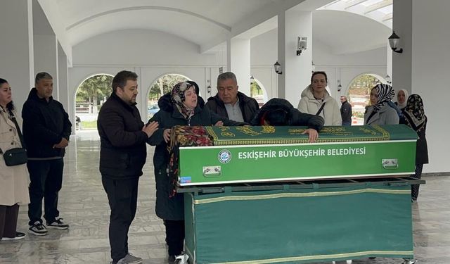 Emekli uzman çavuşun öldürdüğü 16 yaşındaki kızı ve eşi Eskişehir'de toprağa verildi
