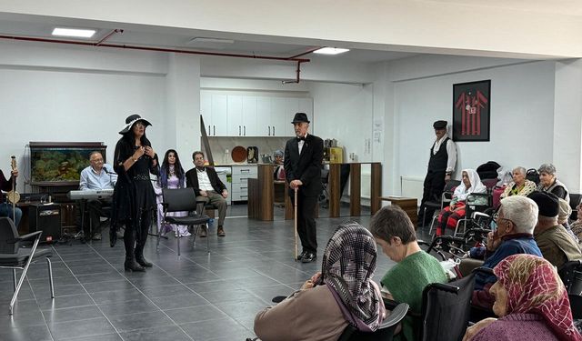Eskişehir’de huzurevi sakinleri için tiyatro gösterisi düzenlendi