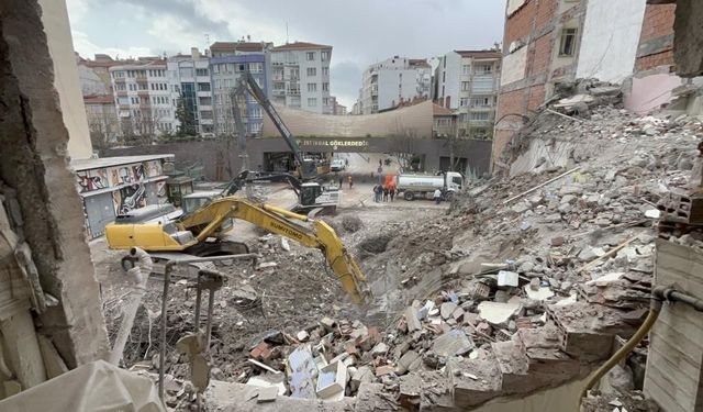Eskişehir'de yıkım çalışması facia getirdi: Evin duvarları yıkıldı!