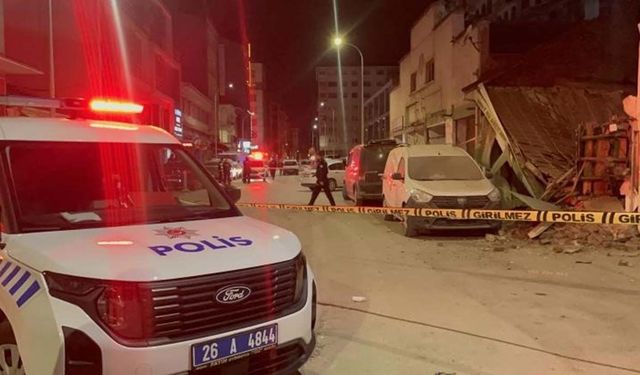 Eskişehir’de metruk iş yeri yıkıldı, şans eseri yaralanan olmadı