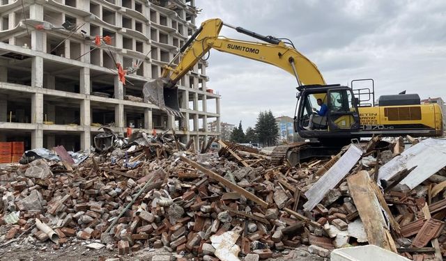 Eskişehir'de çöken binanın yanındaki riskli yapı da yıkıldı
