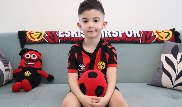Milletvekili Hatipoğlu, kumbarasını Eskişehirspor'a bağışlayan minik Buğra'yı takdir etti