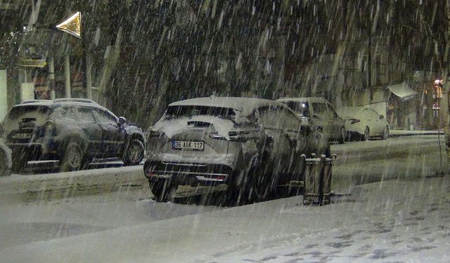 Kars’ta nisan sürprizi: Bahar bekleyen kent kışa geri döndü!