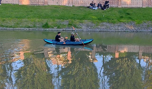 Gençlerin Kanlıkavak'ta kano keyfi
