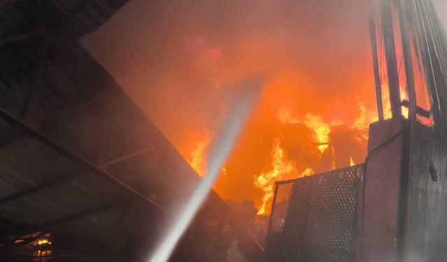 Adana’da geri dönüşüm fabrikasında yangın: Ekipler müdahaleyi sürdürüyor