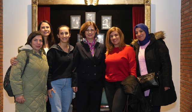 Başkan Ünlüce “Unutmak” oyununda sanatseverlerle buluştu