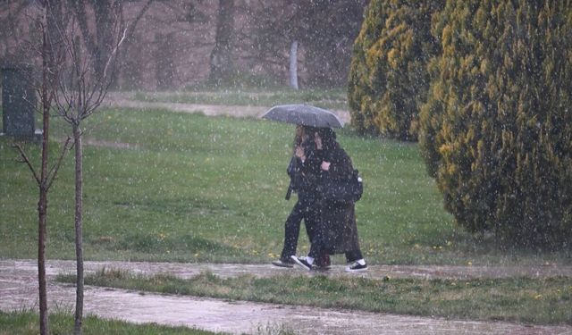 Eskişehir'de yağmur bastırdı, öğrenciler şemsiyelere sarıldı