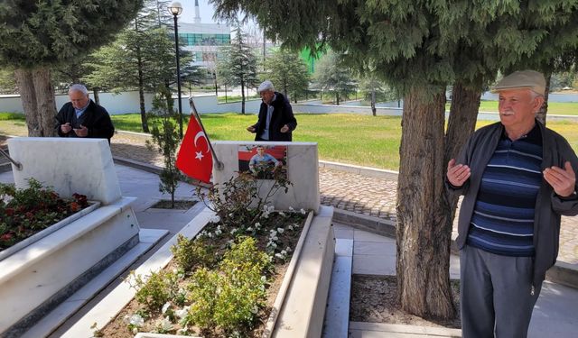 Eskişehir'de koca çınarlardan unutulmayan vefa: Şehitlikte duygusal anlar!