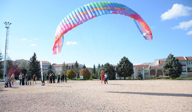 Havacılık sektörü uzmanları öğrencilerle bir araya geldi: "Her kural kanla yazılmıştır"