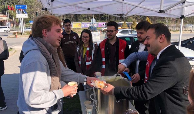 CHP İl Gençlik Kolları'ndan Anadolu Üniversitesi önünde çorba ikramı: “Öğrenciler aç bırakılamaz”