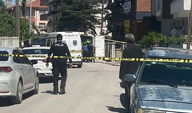 Anne ve babasını öldüren zanlı parkta eli kanlı bulunmuş