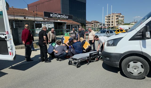Minibüs, motosiklete çarptı: 1 yaralı