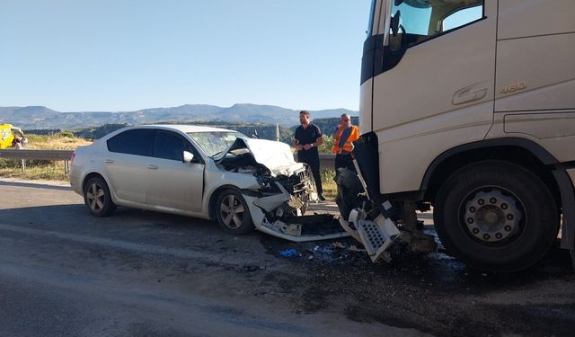 Otomobil ile tır kafa kafaya çarpıştı: Ölü ve yaralılar var