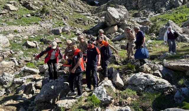 Dağlık alanda düşerek yaralan şahsı ekipler kurtardı