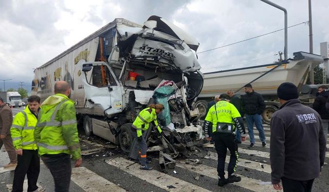 Orhangazi’de feci kaza: Tır, ışıklarda bekleyen tankere çarptı: 1 ölü