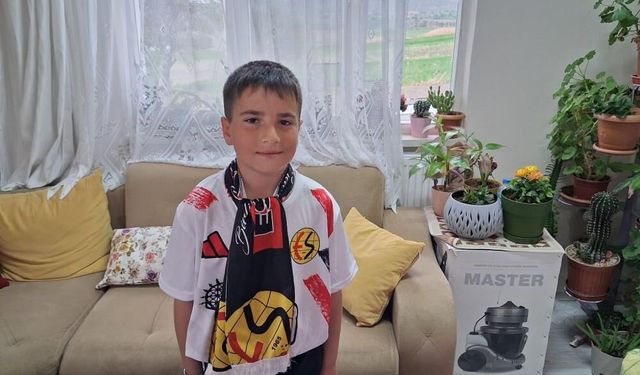 Eskişehirspor'un minik taraftarı bilet bulamayınca üzgün: “Her maça gitmeye çalışıyorum”