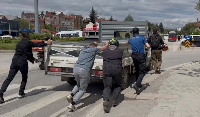 Eskişehir’de yolda kalan kamyonetin imdadına polis ve sürücüler yetişti