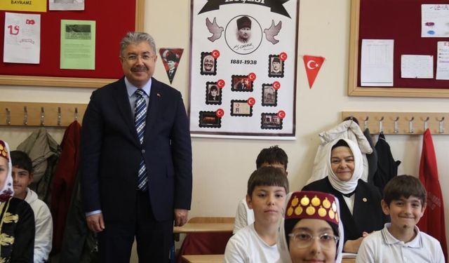 Eskişehir'de Doktor Mustafa Çamkoru Ortaokulu açıldı