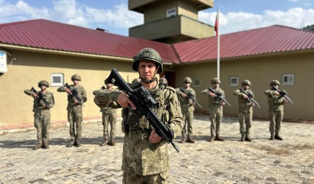 Vatan savunmasında bayram geleneği: Mehmetçik sınır hattında bayramlaştı