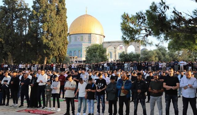 Mescid-i Aksa'da bayram namazı 140 bin Müslümanla kılındı