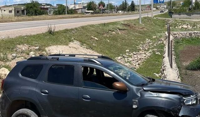 Kontrolden çıkan otomobil yol kenarına savruldu: 2 yaralı