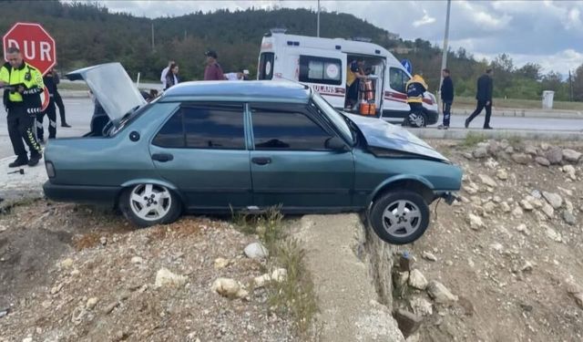 Kütahya Emet’te kavşakta iki araç çarpıştı: 3 yaralı
