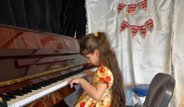 6 yaşındaki görme engelli Nil, 10 enstrümanla hayallerine yürüyor