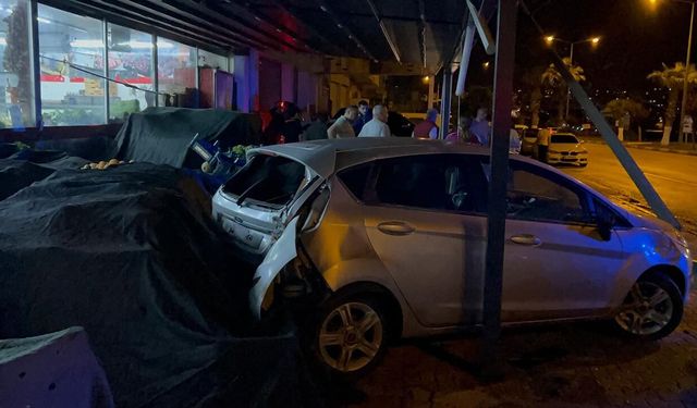 Kontrolden çıkan otomobil manav tezgahına daldı