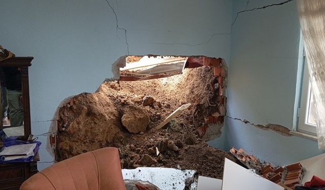 Amasya’da kaya parçaları ev ve traktörün üstüne düştü