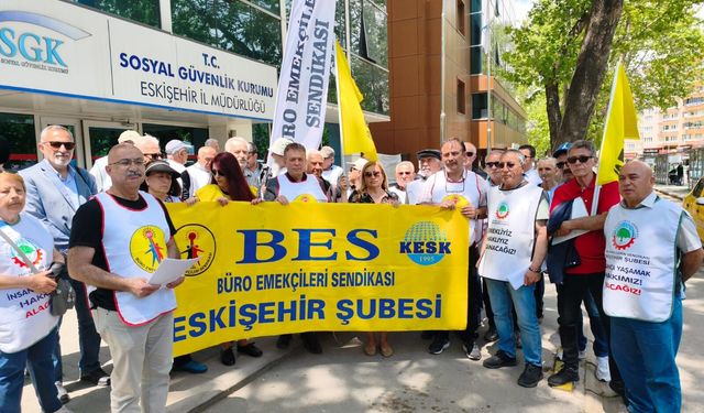 Eskişehir’de SGK önünde tepki: “Kamuda kayıt dışı ücrete hayır”