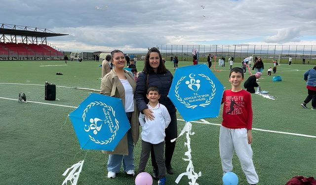 Beylikova'da uçurtmalar gökyüzünü süsledi