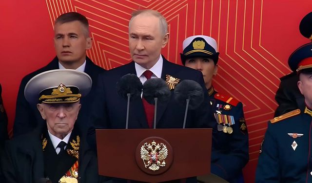 Putin’den Kızıl Meydan’da gövde gösterisi: Meçhul Askerler Anıtı’na çelenk bıraktı
