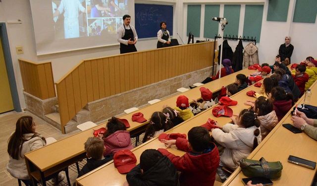 Minik eller mutfakta ilk deneyimini yaşadı