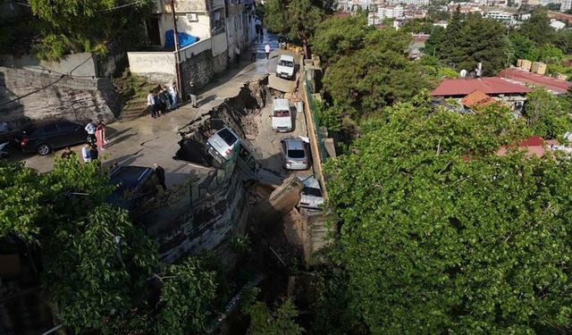 Aşırı yağışla birlikte çöken yol 5 aracı yuttu