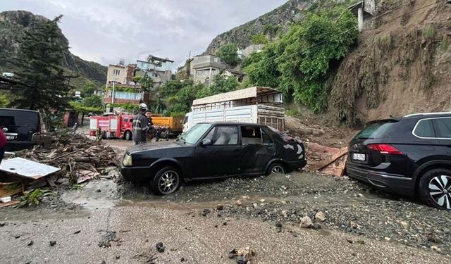 Hatay’da sağanak yağış nedeniyle müstakil ev çöktü