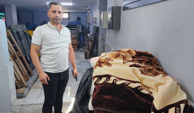 Battaniyenin içinden çıkan para ve cüzdanları teslim etti, yaşlı kadın poşeti sordu