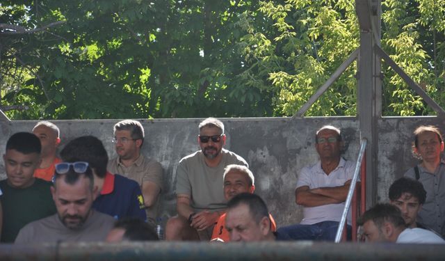 Gargili maçı yakından izledi
