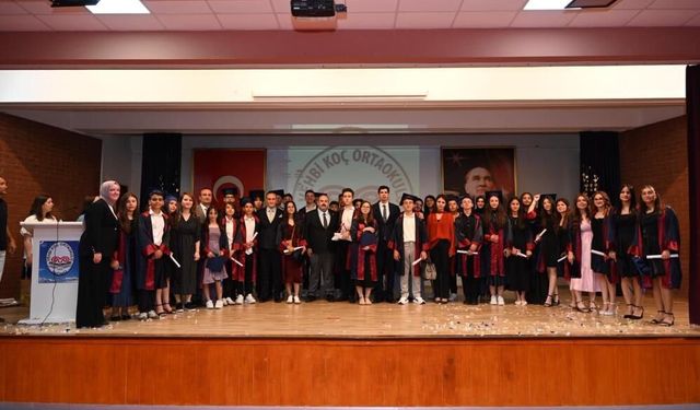 Koç ilköğretim mezunları kep attı