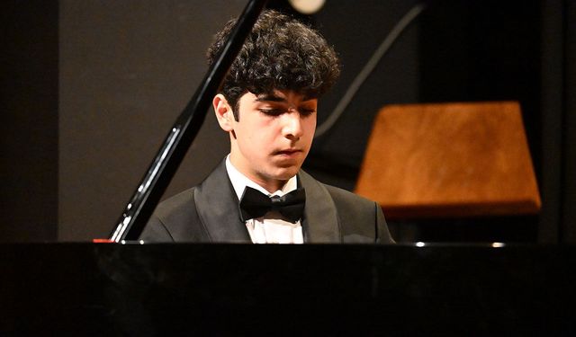 Genç yetenek Deniz Mısdılıoğlu lise mezuniyet sınavı öncesi sahne aldı