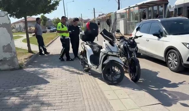 Eskişehir’de yayaya yol veren motosiklete arkadan çarptı: Şans eseri yaralanan olmadı