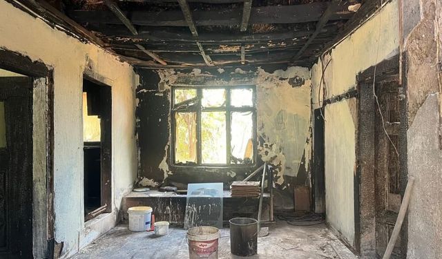 Alevlerin geride bıraktığı acı tablo: Eskişehir'de evi yanan acılı baba uzatılacak yardım elini bekliyor