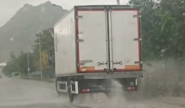 Sivrihisar'da sağanak etkili oldu, sürücüler zor anlar yaşadı