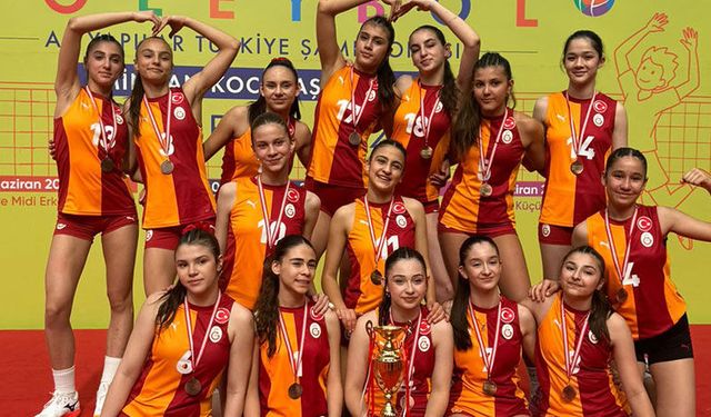 Eskişehir’de düzenlenen Türkiye Şampiyonası’nda Galatasaray midi kız takımı Türkiye üçüncüsü oldu