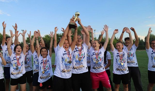 U15 Kızlar Gelişim Ligi’nin ilk şampiyonu Eskişehir Büyükşehir Spor Kulübü oldu