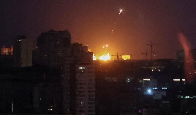 Rusya'dan Kiev'e gece saldırısı: Siviller metro istasyonlarına sığındı
