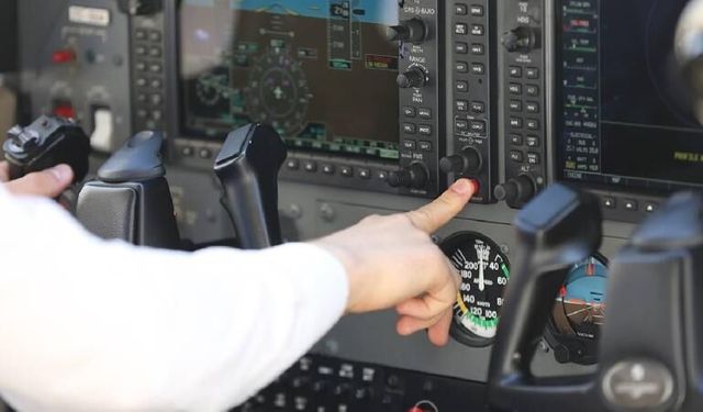 Havada panik dolu anlar: Kriz geçiren pilotu yolcular kemerlerle sabitledi