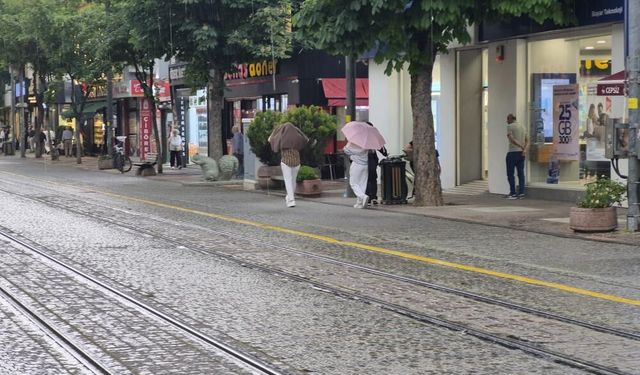 Eskişehir'de beklenen gök gürültülü sağanak yağış etkili oldu